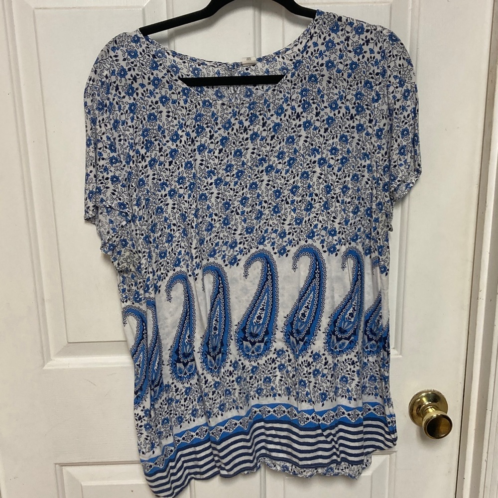 3/$20 bundle and save 
Old Navy Blue and White Paisley Blouse